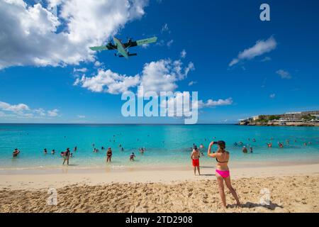 Maho Beach mit Leuten, die bei der Landung von Flugzeugen auf dem Princess Juliana International Airport SXM auf Sint Maarten, niederländische Karibik, beobachten. Stockfoto