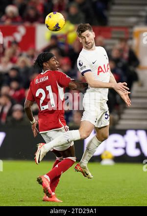 Nottingham, England, 15. Dezember 2023. Ben Davies aus Tottenham räumt unter dem Druck von Anthony Elanga aus Nottingham Forest während des Premier League-Spiels auf dem City Ground in Nottingham ein. Der Bildnachweis sollte lauten: Andrew Yates / Sportimage Stockfoto