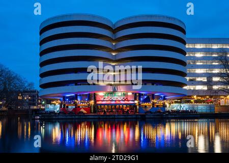 Amsterdam, Niederlande, 15.12.2023, Waterkant am Abend, eine moderne Kanalbar und ein Restaurant in Amsterdam Stockfoto