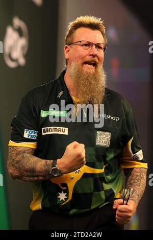 15. Dezember 2023, Alexandra Palace, London, England; 2023/24 PDC Paddy Power World Darts Championships Tag 1; Simon Whitlock feiert den Sieg des zweiten Satzes gegen Paolo Nebrida Stockfoto