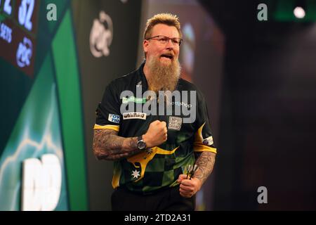 15. Dezember 2023, Alexandra Palace, London, England; 2023/24 PDC Paddy Power World Darts Championships Tag 1; Simon Whitlock feiert den Sieg des zweiten Satzes gegen Paolo Nebrida Stockfoto