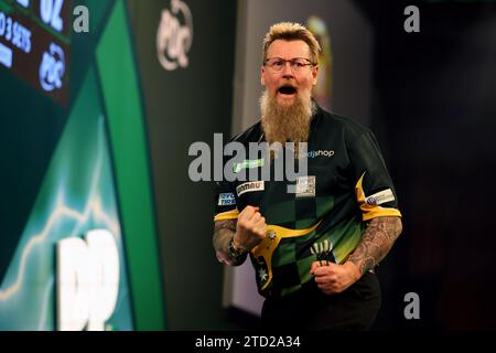 15. Dezember 2023, Alexandra Palace, London, England; 2023/24 PDC Paddy Power World Darts Championships Tag 1; Simon Whitlock feiert den Sieg des zweiten Satzes gegen Paolo Nebrida Stockfoto