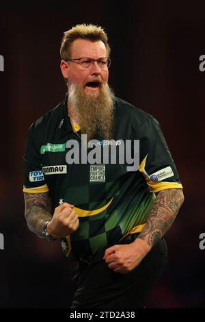 15. Dezember 2023, Alexandra Palace, London, England; 2023/24 PDC Paddy Power World Darts Championships Tag 1; Simon Whitlock feiert den Sieg eines Spiels gegen Paolo Nebrida Stockfoto