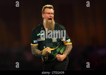 15. Dezember 2023, Alexandra Palace, London, England; 2023/24 PDC Paddy Power World Darts Championships Tag 1; Simon Whitlock feiert den Sieg eines Spiels gegen Paolo Nebrida Stockfoto