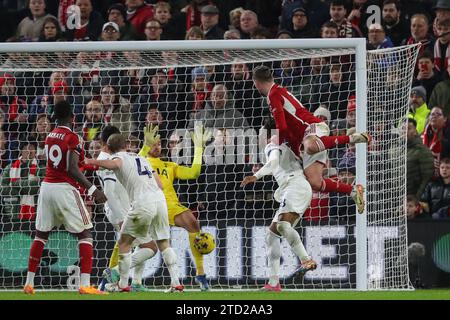 Guglielmo Vicario #13 von Tottenham Hotspur rettet eine Kopfzeile von Harry Toffolo #15 von Nottingham Forest während des Premier League-Spiels Nottingham Forest gegen Tottenham Hotspur in City Ground, Nottingham, Vereinigtes Königreich, 15. Dezember 2023 (Foto: Gareth Evans/News Images) in Nottingham, Vereinigtes Königreich am 15. Dezember 2023. (Foto: Gareth Evans/News Images/SIPA USA) Stockfoto