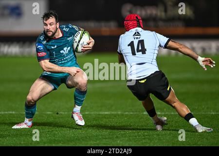 Ryan Conbeer von Scarlets macht eine Pause während des europäischen Rugby Challenge Cup Matches Llanelli Scarlets vs Black Lion im Parc y Scarlets, Llanelli, Großbritannien, 15. Dezember 2023 (Foto: Craig Thomas/News Images) Stockfoto