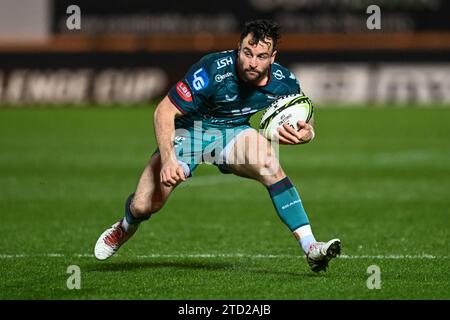 Ryan Conbeer von Scarlets macht eine Pause während des europäischen Rugby Challenge Cup Matches Llanelli Scarlets vs Black Lion im Parc y Scarlets, Llanelli, Großbritannien, 15. Dezember 2023 (Foto: Craig Thomas/News Images) Stockfoto