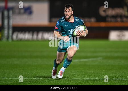 Ryan Conbeer von Scarlets macht eine Pause während des europäischen Rugby Challenge Cup Matches Llanelli Scarlets vs Black Lion im Parc y Scarlets, Llanelli, Großbritannien, 15. Dezember 2023 (Foto: Craig Thomas/News Images) Stockfoto