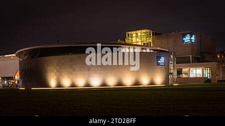 Amsterdam, Niederlande, 15.12.2023, Gebäude des Van Gogh Museums am Abend Stockfoto