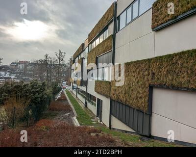 Panoramablick auf die moderne öffentliche Bibliothek in Havlickuv Brod, Tschechische Republik. Die Architektur zeigt zeitgenössische Designelemente, die Funktionalität vereinen Stockfoto