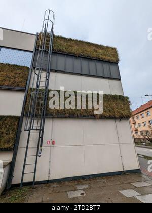 Panoramablick auf die moderne öffentliche Bibliothek in Havlickuv Brod, Tschechische Republik. Die Architektur zeigt zeitgenössische Designelemente, die Funktionalität vereinen Stockfoto