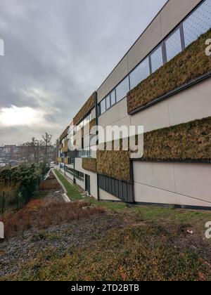 Panoramablick auf die moderne öffentliche Bibliothek in Havlickuv Brod, Tschechische Republik. Die Architektur zeigt zeitgenössische Designelemente, die Funktionalität vereinen Stockfoto