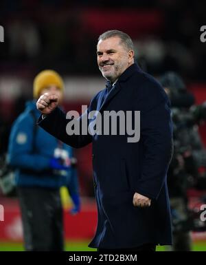 Tottenham Hotspur-Manager Ange Postecoglou feiert nach dem Spiel der Premier League im City Ground, Nottingham. Bilddatum: Freitag, 15. Dezember 2023. Stockfoto