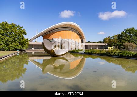 Ein Bild vom Haus der Kulturen der Welt. Ebenfalls zu sehen ist die Schmetterlingsskulptur von Henry Moore, die 1986 geschaffen wurde, aber restauriert und in die Höhe gebracht wurde Stockfoto