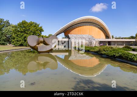 Ein Bild vom Haus der Kulturen der Welt. Ebenfalls zu sehen ist die Schmetterlingsskulptur von Henry Moore, die 1986 geschaffen wurde, aber restauriert und in die Höhe gebracht wurde Stockfoto