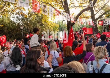 Ankara, Türkei - 29. Oktober 2023: Menschen versammeln sich, um den republikanischen Feiertag zu feiern Stockfoto