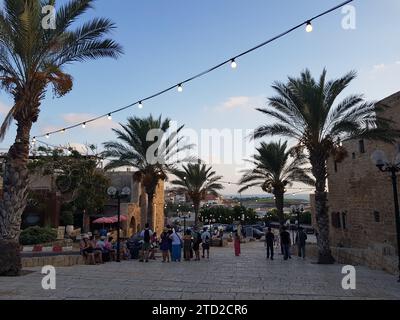 Die ruhige Szene der Innenstadt von Old Jaffa City mit Palmen bei Sonnenuntergang Stockfoto