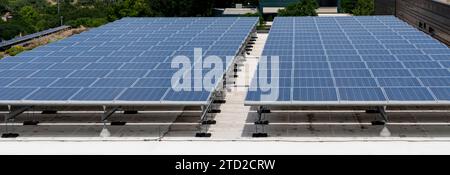Solarpaneele auf dem Flachdach eines Geschäftsgebäudes. Stockfoto