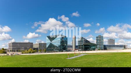 Ein Bild des 3XN Cube Berlin Gebäudes und des Berliner Hauptbahnhofs. Stockfoto