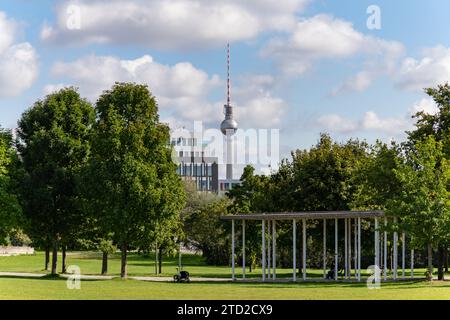 Ein Bild des Berliner Fernsehturms vom Spreebogenpark aus gesehen. Stockfoto