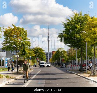 Ein Bild des Berliner Fernsehturms von der Otto-von-Bismarck-Allee aus gesehen. Stockfoto