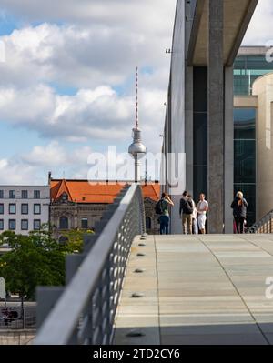 Ein Bild des Berliner Fernsehturms von der Otto-von-Bismarck-Allee aus gesehen. Stockfoto