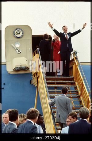 Fotos: Leopold NEKULA / VIENNAREPORT e. U. Offizielle Visite von US-Vizepräsident George W. BUSH sen. In Wien 20. September 1983, Flughafen Schwechat, Wien. â ¹ï https://www.upi.com/Archives/1983/09/20/Vice-President-George-Bush-arrived-in-Vienna-today-after/4359432878400/ . Bild: Auf dem Bild hier zu sehen US-Vizepräsident George H. W. Bush und Ehefrau Barbara bei der Verabschiedung auf der Gangway der Präsidentenmaschine am Flughafen Schwechat. George Herbert Walker Bush, meist einfach George Bush oder George Bush Senior * 12. Juni 1924 in Milton, Massachusetts 30. November 2018 in Houston, Stockfoto