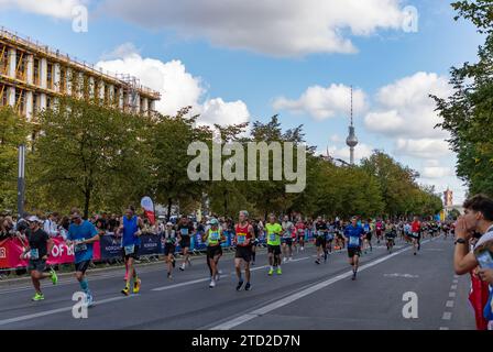 Ein Bild der 2023 Berliner Marathonläufer unter den Linden. Stockfoto