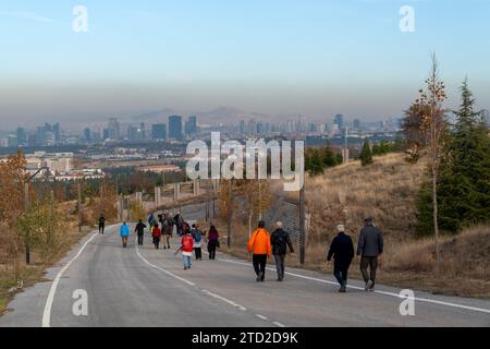 Ankara, Türkei - 2. Dezember 2023: Wandern im nationalen botanischen Garten der Türkei (Türkiye Milli Botanik Bahcesi auf Türkisch) und Panoramablick auf Ankara Stockfoto