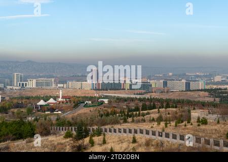 Ankara, Türkei - 02. Dezember 2023: Panoramablick auf das Stadtkrankenhaus und das TOBB-Gebäude in Ankara. Stockfoto