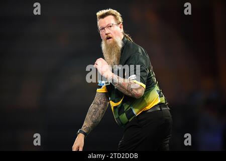 Simon Whitlock feiert gegen Paolo Nebrida (nicht abgebildet) am ersten Tag der Paddy Power World Darts Championship im Alexandra Palace, London. Bilddatum: Freitag, 15. Dezember 2023. Stockfoto