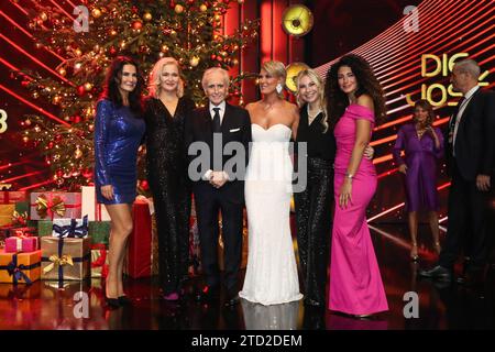 Jose Carreras mit v.l. Schauspielerin Mariella Ahrens, Judith Hoersch, Moderatorin Kamilla Senjo, Moderatorin Susanne Klehn, Moderatorin Marwa Eldessouky - 29. Jose Carreras Gala in der Medienstadt Leipzig *** Jose Carreras mit der linken Schauspielerin Mariella Ahrens, Judith Hoersch, Moderatorin Kamilla Senjo, Moderatorin Susanne Klehn, Moderatorin Marwa Eldessouky 29 Jose Carreras Gala in der Medienstadt Leipzig Stockfoto