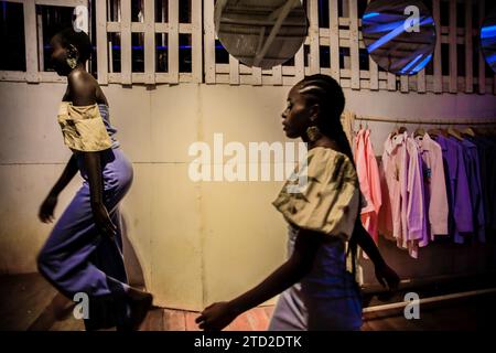 Die Models laufen während des Just Fashion Day durch den Laufsteg, gekleidet in Outfits, die Afrowema in Zusammenarbeit mit Seeds und Stories aus Uganda entworfen hat Stockfoto