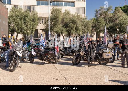 Am 15. Dezember 2023 veranstalteten die Biker auf dem Platz vor dem Kunstmuseum in Tel Aviv eine Gedenkfeier für Geiseln, die die Hamas während eines Terroranschlags am 7. Oktober genommen hatte. Mehr als 2400 israelische Bürger wurden durch den Angriff der Hamas getötet und etwa 240 als Geiseln genommen. Seitdem begann Israel einen Krieg gegen die Hamas und drang in Gaza ein, und mehr als 100 Geiseln (Frauen und Kinder) wurden im Austausch für palästinensische Gefangene freigelassen, die in Israel inhaftiert waren. (Foto: Lev Radin/SIPA USA) Stockfoto