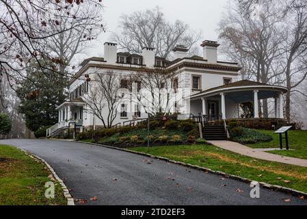 Wir nähern uns dem historischen Liriodendron Mansion an einem Nebelnachmittag, Bel Air MD USA Stockfoto