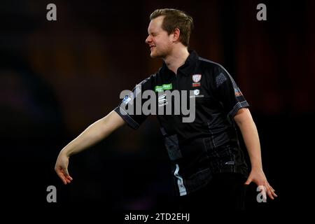 15. Dezember 2023, Alexandra Palace, London, England; 2023/24 PDC Paddy Power World Darts Championships Day 1; Kevin Doets reagiert, nachdem er während seines Spiels gegen Michael Smith ein Doppelspiel verpasst hat Stockfoto