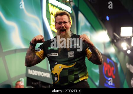 15. Dezember 2023, Alexandra Palace, London, England; 2023/24 PDC Paddy Power World Darts Championships Tag 1; Simon Whitlock feiert den Sieg gegen Paolo Nebrida Stockfoto