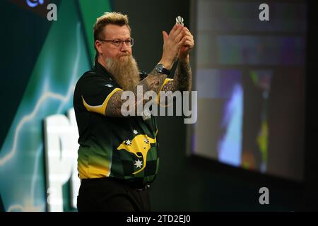 15. Dezember 2023, Alexandra Palace, London, England; 2023/24 PDC Paddy Power World Darts Championships Tag 1; Simon Whitlock feiert den Sieg gegen Paolo Nebrida Stockfoto