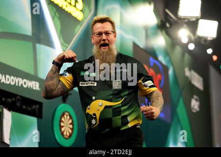 15. Dezember 2023, Alexandra Palace, London, England; 2023/24 PDC Paddy Power World Darts Championships Tag 1; Simon Whitlock feiert den Sieg gegen Paolo Nebrida Stockfoto