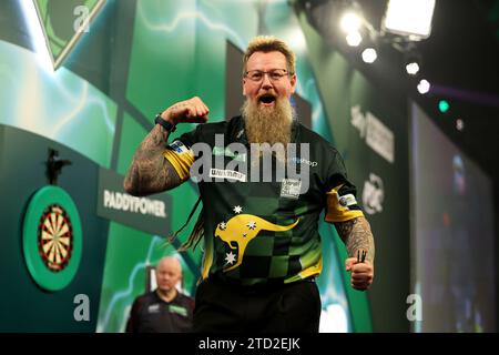 15. Dezember 2023, Alexandra Palace, London, England; 2023/24 PDC Paddy Power World Darts Championships Tag 1; Simon Whitlock feiert den Sieg gegen Paolo Nebrida Stockfoto