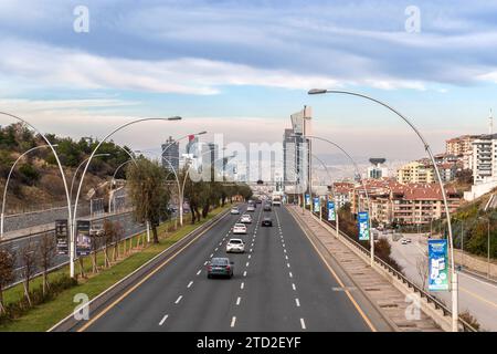 Ankara, Türkei - 2. Dezember 2023: Verkehr auf dem Mevlana Boulevard und der Stadt Ankara im Hintergrund Stockfoto