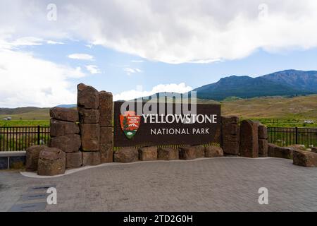 Schild zum Yellowstone-Nationalpark in Wyoming, USA - 30. Juni 2023. Stockfoto