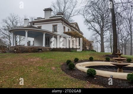 The Fountain and the Portico on a Foggy Afternoon, Liriodendron Mansion, Bel Air MD USA Stockfoto