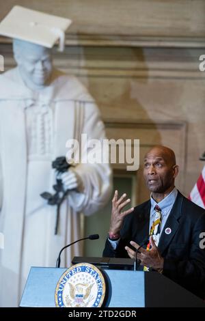 Im Schatten einer Statue von Mary McLeod Bethune spricht Larry Doby Jr. über seinen Vater Larry Doby, während einer Zeremonie zu seinen Ehren in der Statuary Hall des Kapitols der Vereinigten Staaten am Mittwoch, den 13. Dezember 2023. Im Juli 1947 war Larry Doby der zweite schwarze Spieler, der die Farbbarriere des Baseballs durchbrach, und der erste schwarze Spieler in der American League, als er bei den Cleveland Indians unterschrieb. Credit: Rod Lamkey / CNP/SIPA USA (EINSCHRÄNKUNG: KEINE tägliche Post. KEINE New York oder New Jersey Zeitungen oder Zeitungen im Umkreis von 75 Meilen um New York City.) Stockfoto