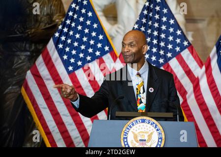 Larry Doby, Jr., spricht über seinen Vater Larry Doby während einer Zeremonie der Goldmedaille des Kongresses zu Ehren von Larry Doby in der Statuary Hall des Kapitols der Vereinigten Staaten in Washington, DC, Mittwoch, den 13. Dezember 2023. Im Juli 1947 war Larry Doby der zweite schwarze Spieler, der die Farbbarriere des Baseballs durchbrach, und der erste schwarze Spieler in der American League, als er bei den Cleveland Indians unterschrieb. Credit: Rod Lamkey / CNP/SIPA USA (EINSCHRÄNKUNG: KEINE tägliche Post. KEINE New York oder New Jersey Zeitungen oder Zeitungen im Umkreis von 75 Meilen um New York City.) Stockfoto