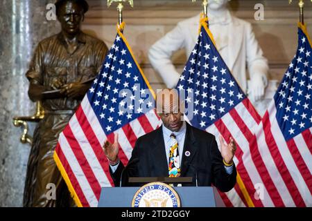 Larry Doby, Jr., spricht über seinen Vater Larry Doby während einer Zeremonie der Goldmedaille des Kongresses zu Ehren von Larry Doby in der Statuary Hall des Kapitols der Vereinigten Staaten in Washington, DC, Mittwoch, den 13. Dezember 2023. Im Juli 1947 war Larry Doby der zweite schwarze Spieler, der die Farbbarriere des Baseballs durchbrach, und der erste schwarze Spieler in der American League, als er bei den Cleveland Indians unterschrieb. Credit: Rod Lamkey / CNP/SIPA USA (EINSCHRÄNKUNG: KEINE tägliche Post. KEINE New York oder New Jersey Zeitungen oder Zeitungen im Umkreis von 75 Meilen um New York City.) Stockfoto