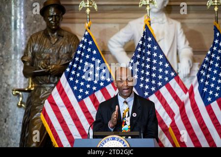 Larry Doby, Jr., spricht über seinen Vater Larry Doby während einer Zeremonie der Goldmedaille des Kongresses zu Ehren von Larry Doby in der Statuary Hall des Kapitols der Vereinigten Staaten in Washington, DC, Mittwoch, den 13. Dezember 2023. Im Juli 1947 war Larry Doby der zweite schwarze Spieler, der die Farbbarriere des Baseballs durchbrach, und der erste schwarze Spieler in der American League, als er bei den Cleveland Indians unterschrieb. Credit: Rod Lamkey / CNP/SIPA USA (EINSCHRÄNKUNG: KEINE tägliche Post. KEINE New York oder New Jersey Zeitungen oder Zeitungen im Umkreis von 75 Meilen um New York City.) Stockfoto