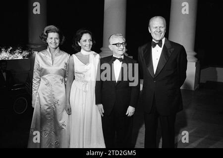 US-Präsident Gerald Ford, First Lady Betty Ford, der italienische Präsident Giovanni Leone und seine Frau Vittoria Michitto nahmen an einem Dinner im Weißen Haus zu Ehren des italienischen Präsidenten Washington, D.C., USA, Marion S. Trikosko, Teil. U.S. News & World Report Magazine Photograph Collection, 25. September 1974 Stockfoto