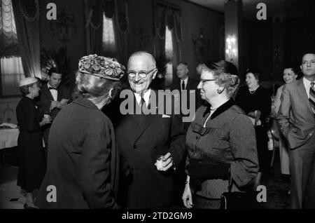 Der ehemalige US-Präsident Harry Truman mit seiner Frau Bess Truman begrüßte Gäste beim Mittagessen für seine ehemaligen Kabinettsmitglieder, Mayflower Hotel, Washington, D.C., USA. Warren K. Leffler, U.S. News & World Report Magazine Photograph Collection, 20. Februar 1958 Stockfoto