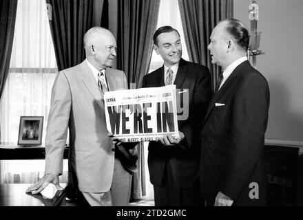 US-Präsident Dwight D. Eisenhower mit Michael A. Stepovich, Territorialgouverneur von Alaska, in der Zeitung mit der Überschrift "Wir sind in" und Innenminister Fred A. Seaton im Weißen Haus, als Alaska als Staat zugelassen wurde, Washington, D.C., USA, Marion S. Trikosko, U.S. News & World Report Magazine Photograph Collection, Juli 7,1958 Stockfoto